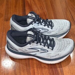 Brooks women’s Gray and Black Running Shoes size 8